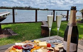 Serenity By The Lake - Romantic Waterfront Couple'S Getaway